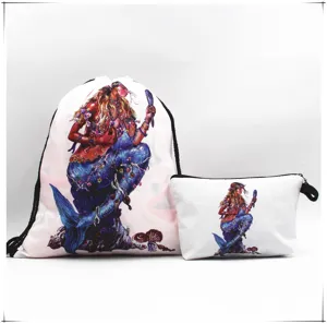 Vista detallada de la bolsa de cuerda blanca con estampado de sirena y estuche.