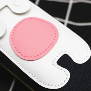 Gros plan d'une trousse à crayons chat mignonne avec des coutures en cuir blanc et rose
