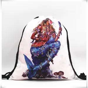 Detalle del estampado digital de sirena colorida en una mochila de cuerdas blanca