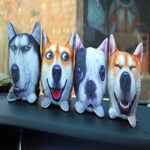 Vista detallada de cuatro divertidas bolsas de carbón de cabeza de perro en un tablero