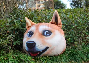 Detalle macro del cojín de peluche Doge 3D realista con expresión de meme divertida