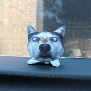 Primer plano de un divertido adorno de Husky de peluche para el salpicadero con mariposa