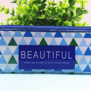Minimalistisches süßes Federmäppchen mit geometrischem Dreiecksmuster und blauem Reißverschluss
