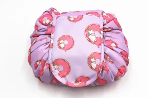 Détail du motif mignon de licorne et de donut sur trousse à maquillage violette à cordon
