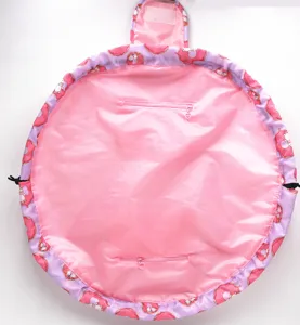 Détail du sac à maquillage rose à cordon avec poches zippées et motifs de donuts