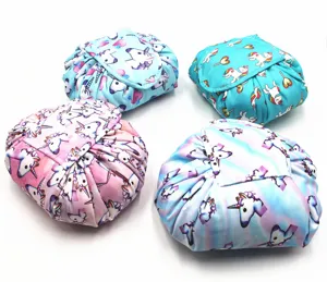Vue détaillée de quatre trousses de maquillage licorne à cordon en couleurs vives