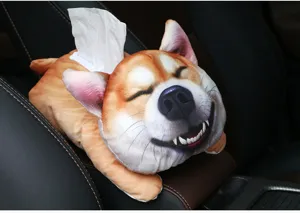 Vista detallada del porta pañuelos de peluche Shiba Inu en el reposabrazos del coche
