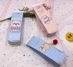 Detalle estuches lindos en forma de cartón de leche con dibujos de cerdos