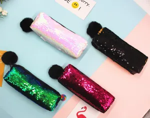 Estuches de lentejuelas de varios colores con pompones negros