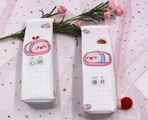 Detalle de estuches de cerdito lindo con diseño de caja de leche y patrón de rejilla.