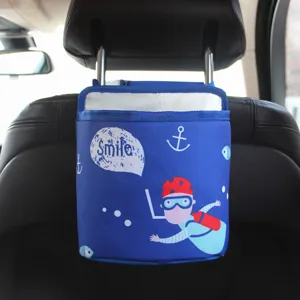 Détail de l'organisateur de siège auto bleu avec motif de plongeur suspendu à l'appui-tête