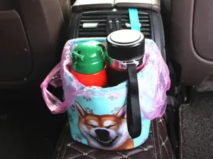 Vue détaillée d'une poubelle de voiture avec imprimé Shiba Inu contenant des bouteilles