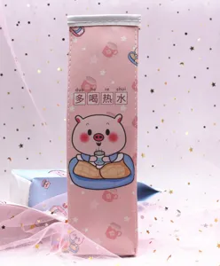 Primer plano detallado de un estuche rosa vertical con un lindo diseño de cerdo animado