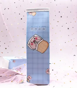 Primer plano detallado del diseño de cerdito en el estuche azul con forma de leche