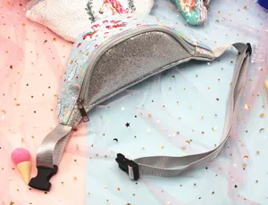 Detalle de la riñonera de lentejuelas de unicornio con textura de brillo y correa