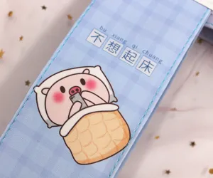 Primer plano de un estuche de cuadros azules con un lindo diseño de cerdito