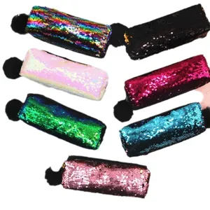 Estuche de lentejuelas reversibles con pompón suave disponible en varios colores vivos