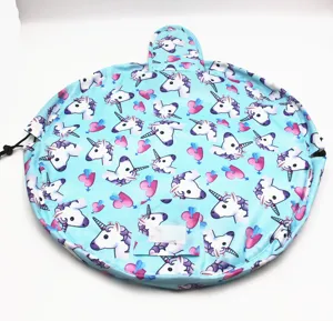 Vue détaillée du sac de maquillage à cordon avec motif licorne de grande capacité
