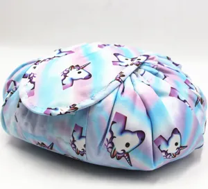 Détail d'une trousse de maquillage licorne à cordon avec motif tie-dye