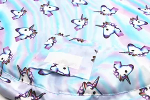 Vue détaillée du motif de licorne coloré et de la poche du sac de rangement