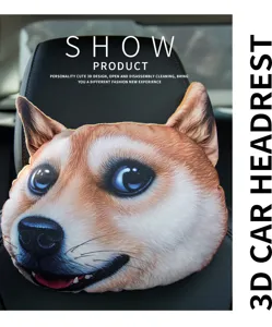 Detalle del lindo reposacabezas 3D de Shiba Inu en un asiento de coche de cuero negro.