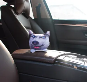 Vista detallada de un creativo accesorio de peluche husky en la consola central