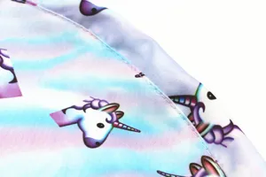 Détail de l'imprimé licorne sur le tissu d'une trousse de maquillage à cordon