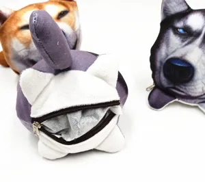 Detalle de apertura de cremallera de bolsas de carbón de peluche de perro auto
