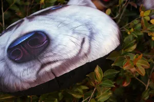 Primer plano de un cojín de peluche realista con cabeza de perro husky en 3D e impresión.