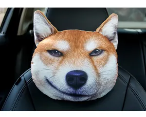 Divertido reposacabezas 3D de Shiba Inu instalado en un asiento de coche de cuero negro