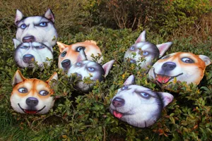 Divertidos cojines 3D de cabezas de perro Husky y Shiba Inu en arbustos verdes