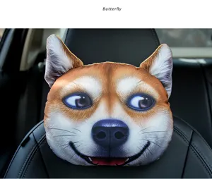 Primer plano de un cojín reposacabezas 3D de Shiba Inu en un asiento de coche negro