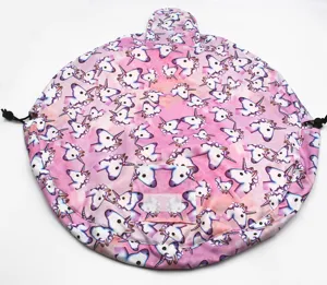Détail de la trousse de maquillage à cordon avec joli motif licorne sur fond rose