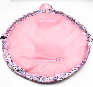 Vue intérieure du sac de rangement licorne à cordon avec deux poches zippées pratiques