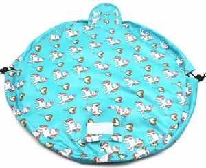 Vue détaillée de la trousse à maquillage licorne avec cordon de serrage.