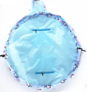 Vue détaillée de l'intérieur avec deux fermetures éclair d'une trousse à maquillage