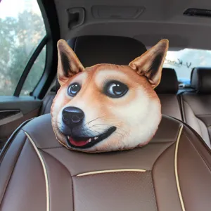 Almohada de reposacabezas de coche 3D Shiba Inu Doge en un asiento de cuero marrón