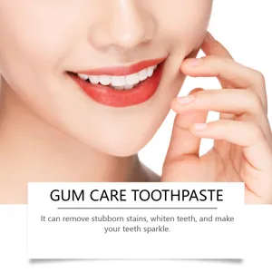 Détail de dentifrice pour soins des gencives montrant des effets de blanchiment dentaire.