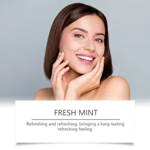 Primer plano detallado de una modelo sonriente que muestra cuidado bucal de menta fresca.