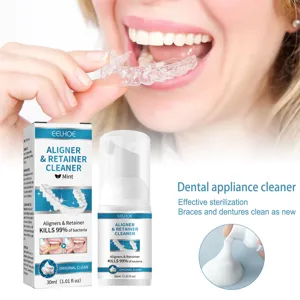Detailansicht des Aligner & Retainer Reinigerschaums mit effektiver Sterilisation und Minzgeschmack.