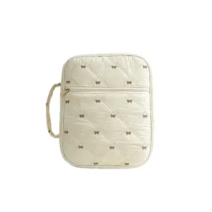 Bolsa de almacenamiento beige acolchada con patrón de lazo marrón para libros y cosmética