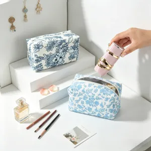 Florales Cord-Make-up-Taschen-Set in einer sauberen und eleganten Lifestyle-Umgebung