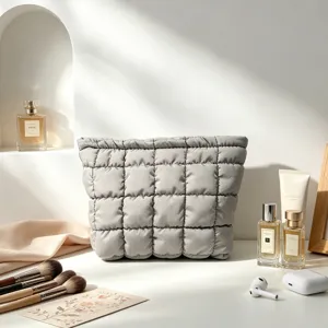 Neceser de maquillaje gris acolchado en un entorno de estilo de vida moderno