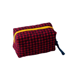Bolsa de cosméticos acolchada a cuadros rojos y negros con cremallera amarilla grande