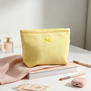 Primer plano de un neceser amarillo de nido de abeja con lazo en un escritorio elegante
