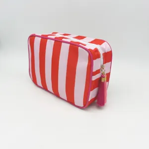 Grande borsa da viaggio per cosmetici con motivo a righe rosse e rosa e nappina