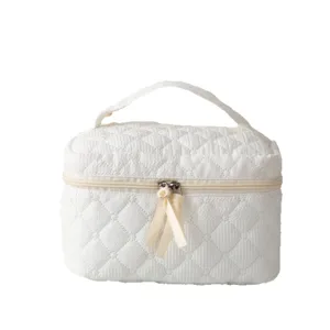 Elegante neceser acolchado blanco de gran capacidad con tiradores de cremallera de cinta