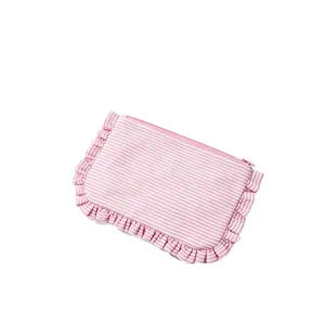 Seersucker gestreept make-up tasje met ruches in roze en wit.