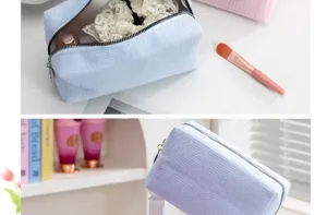 Macro-opname van een blauwe cosmetische tas met wafelpatroon en hoogwaardige ritssluiting
