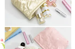 Detalle de los neceseres de viaje acolchados color champán y rosa con relieve grandes